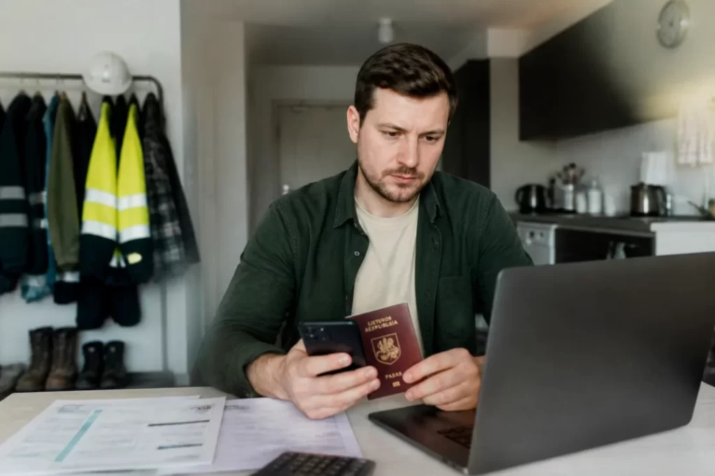 Ar įmanoma gauti paskolą dirbant užsienyje?